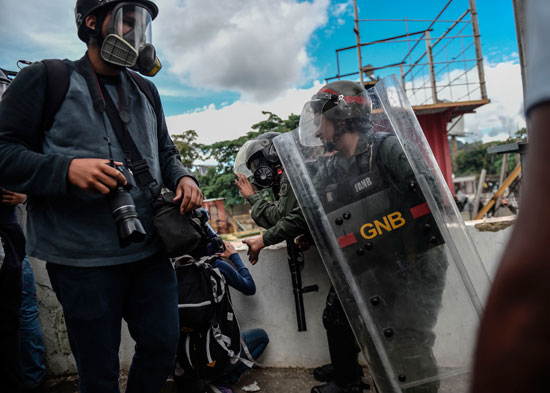 الشرطة الفنزويلية تصد الصحفيين