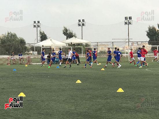 حفيد-مبارك-بالقميص-الألبيض-خلال-مران--فريق-2000-بالأهلي-(4)