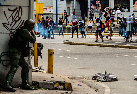 أحد أفراد الشرطة الفنزويلية تطلق الخرطوش على المحتجين