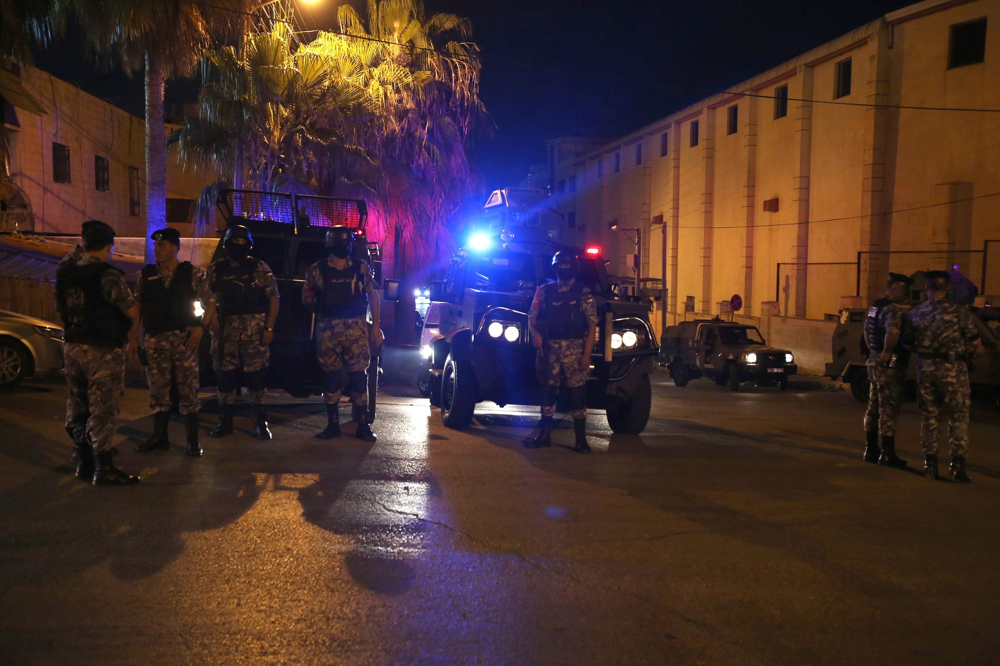 قوات الأمن الأردنية بمحيط السفارة الإسرائيلية