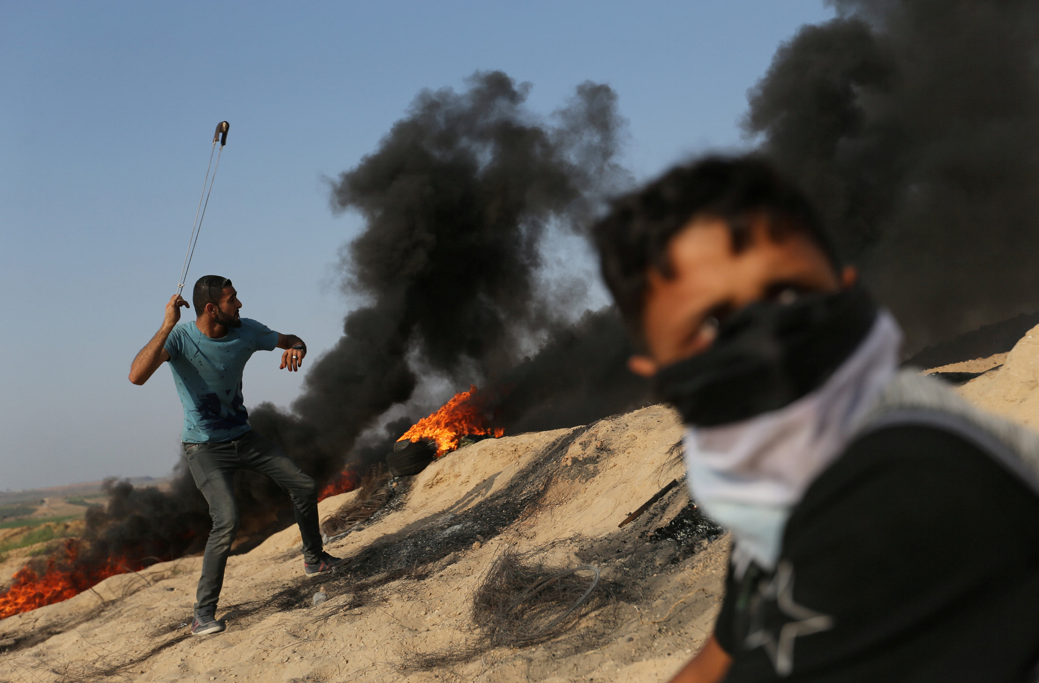 جانب من الاشتباكات بين الشبان الفلسطينيين وقوات الاحتلال على حدود غزة
