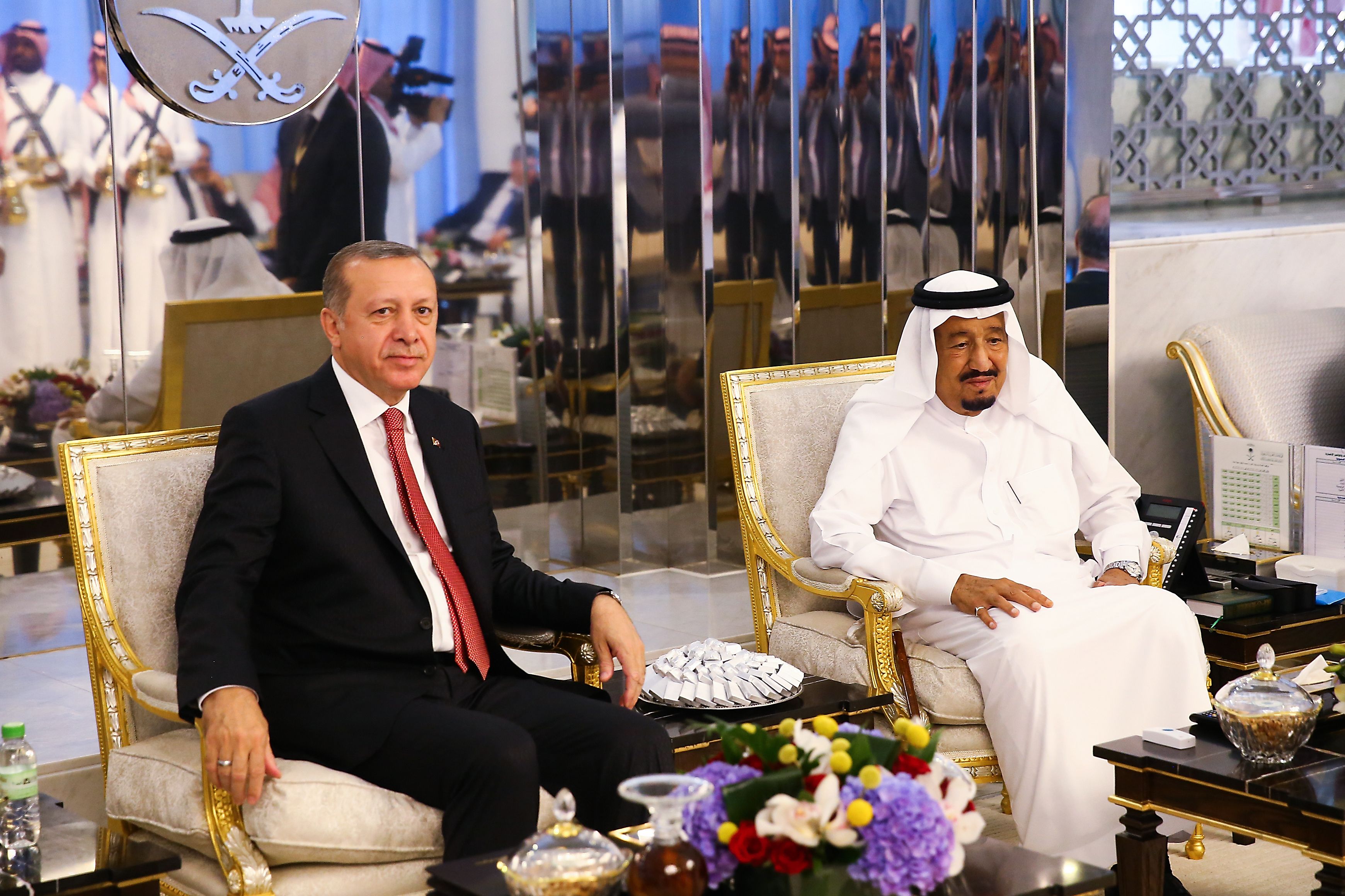 Турция и саудовская аравия. Эрдоган и Король Саудовской Аравии. Эрдоган в Саудовской Аравии. Эрдоган с саудовскими шейхами.