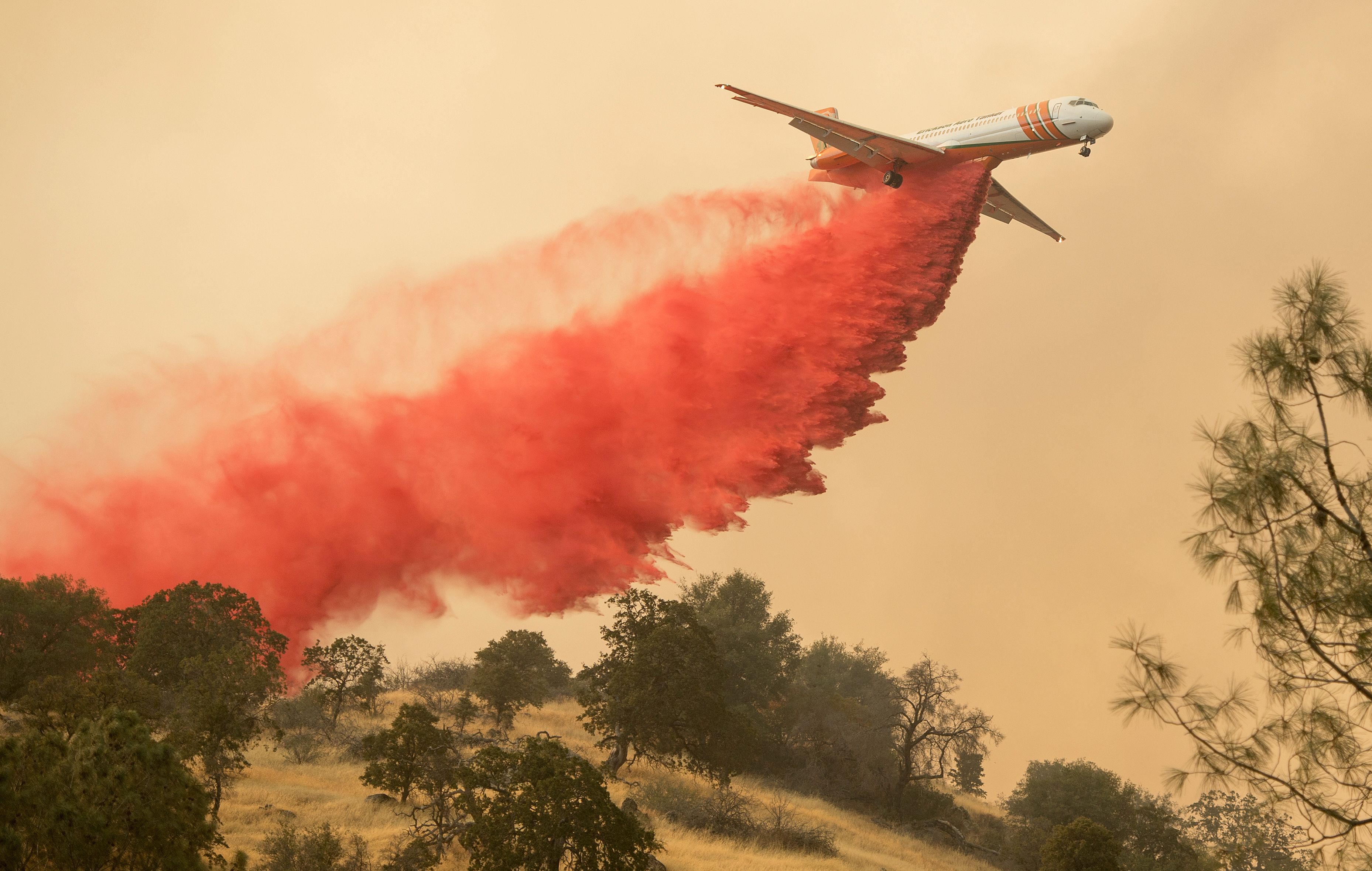 طائرات الاطفاء تساعد فى اخماد حرائق الغابات