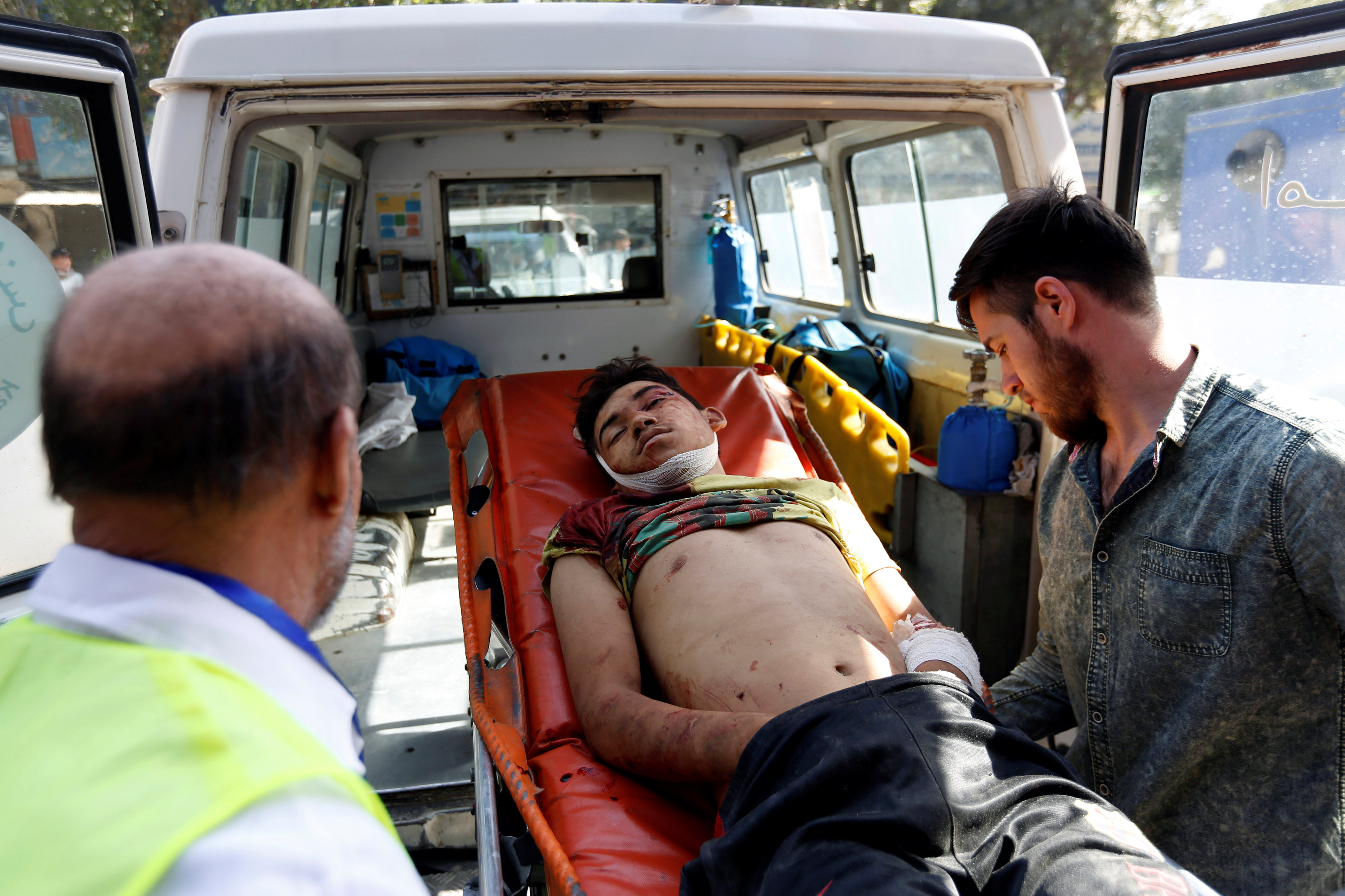نقل أحد القتلى فى تفجير كابول