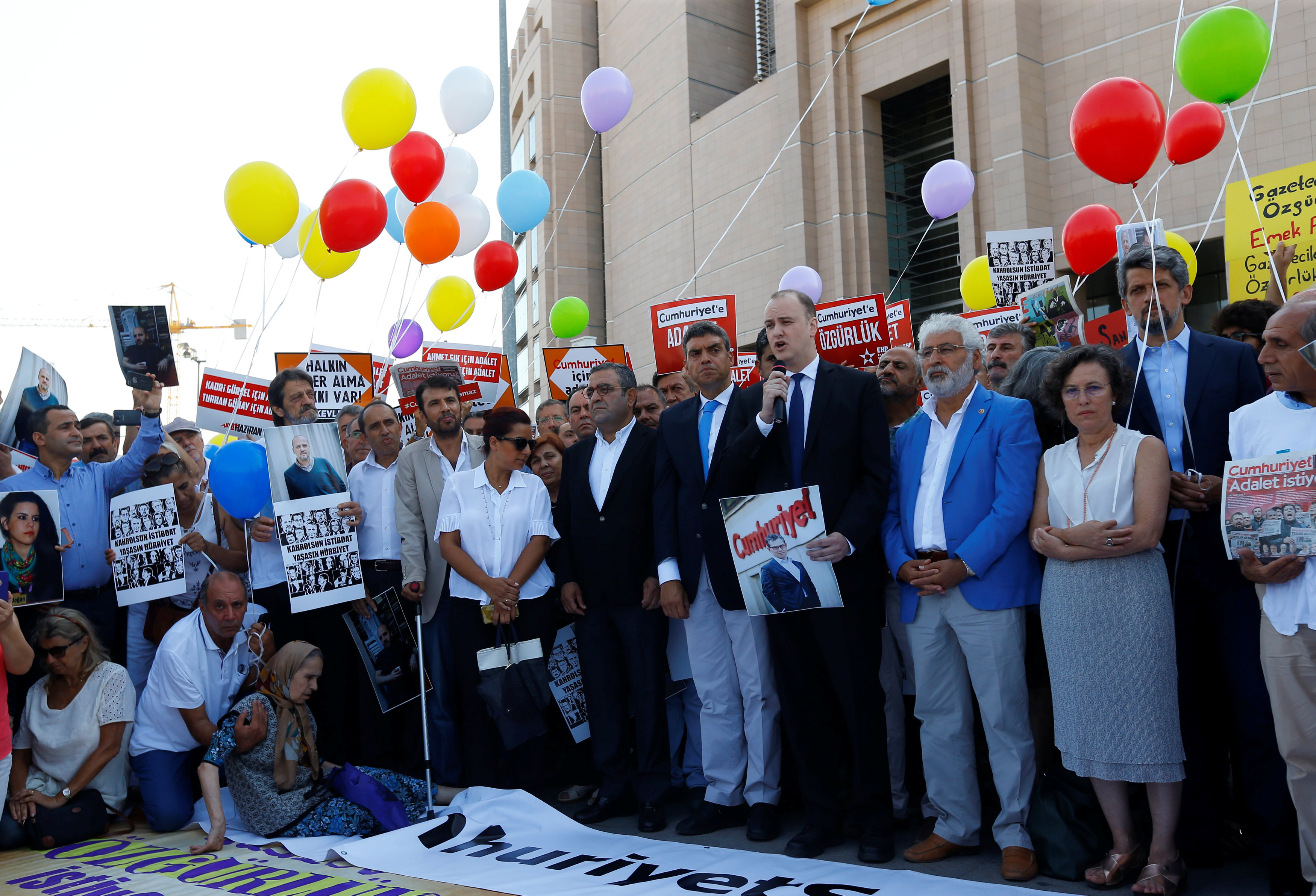 وقفة تضامنية مع معتقلى صحيفة جمهورييت التركية بإسطنبول