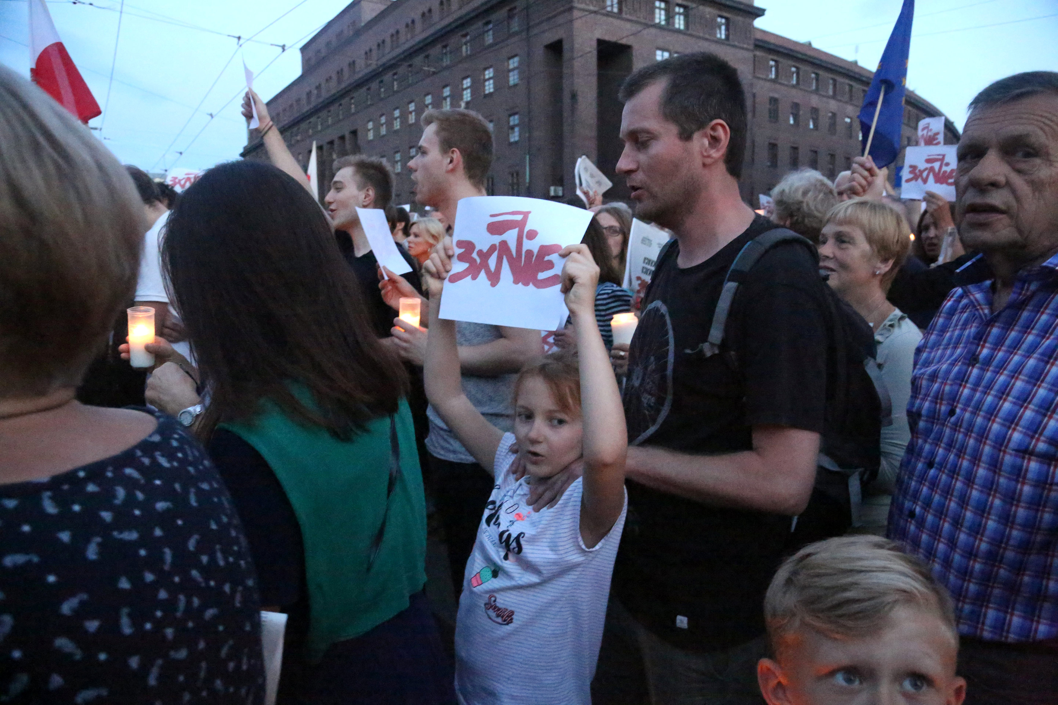 طفلة تشارك فى مظاهرة بولندية ضد تعديل النظام القضائى