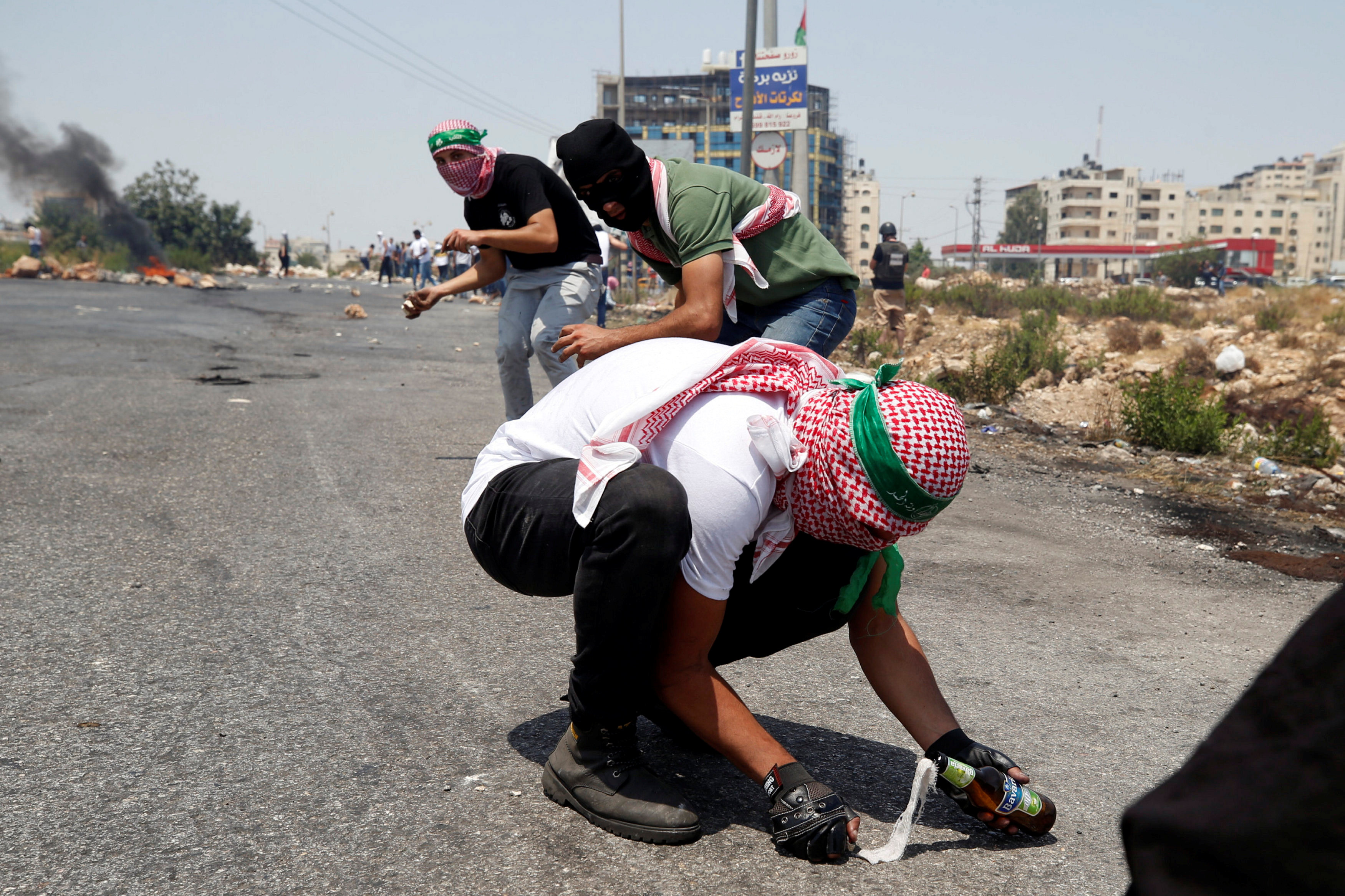 محتجون غاضبون ضد انتهاكات إسرائيل