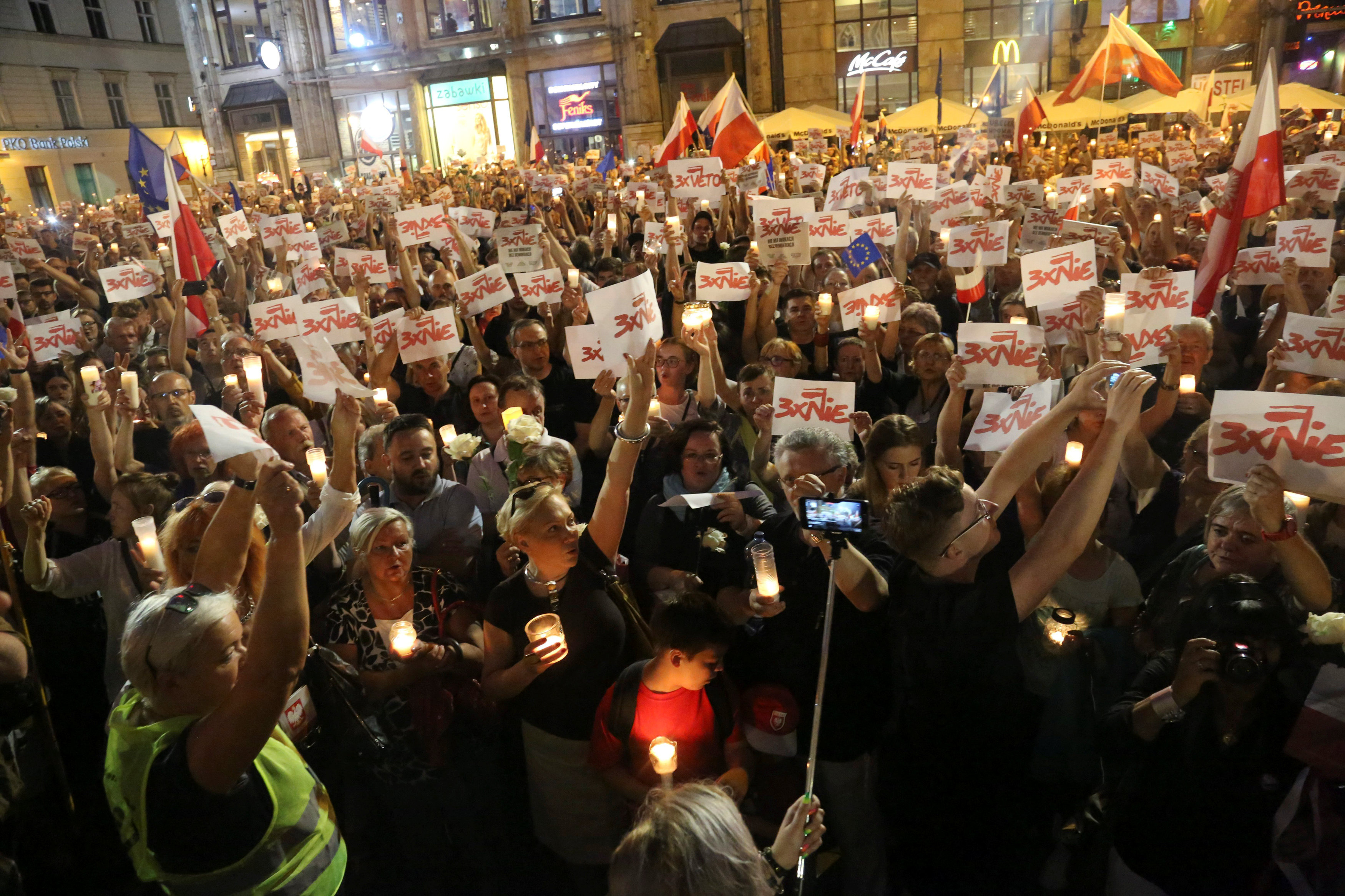 مظاهرة على ضوء الشموع فى بولندا