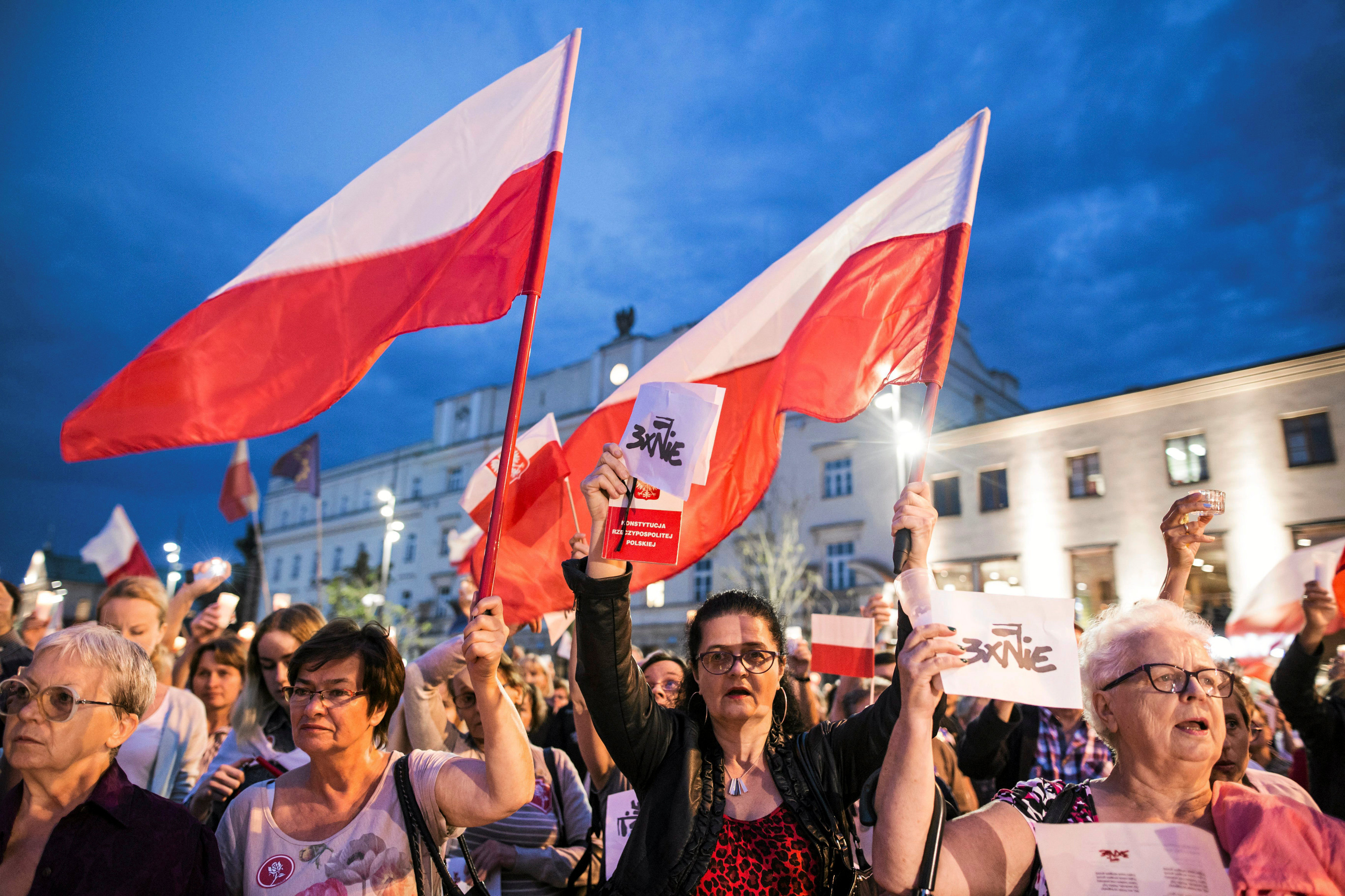 المتظاهرون البولنديون يحملون الشموع والأحلام