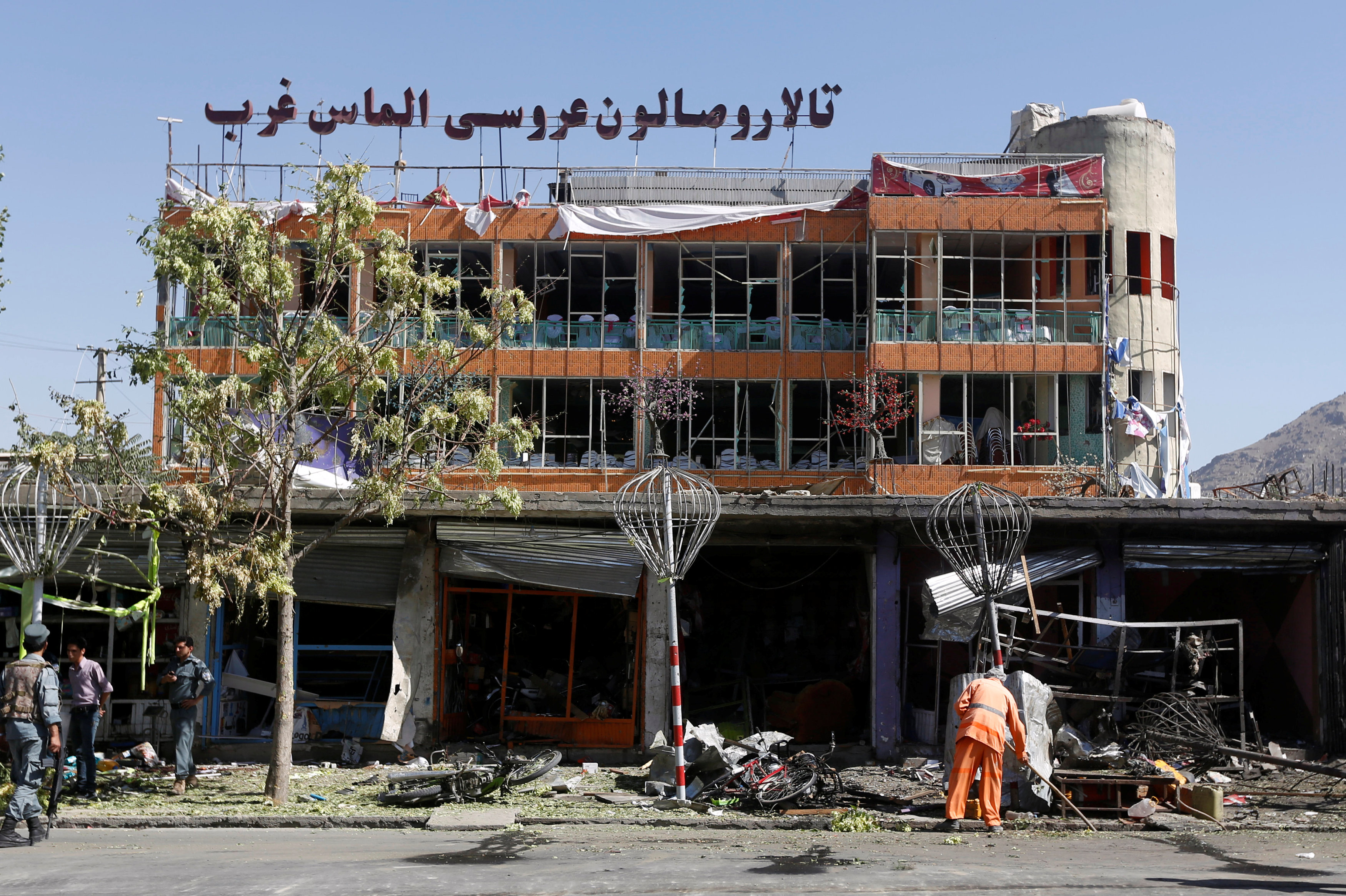 تهشم واجهة مبنى فى كابول عقب التفجير الانتحارى