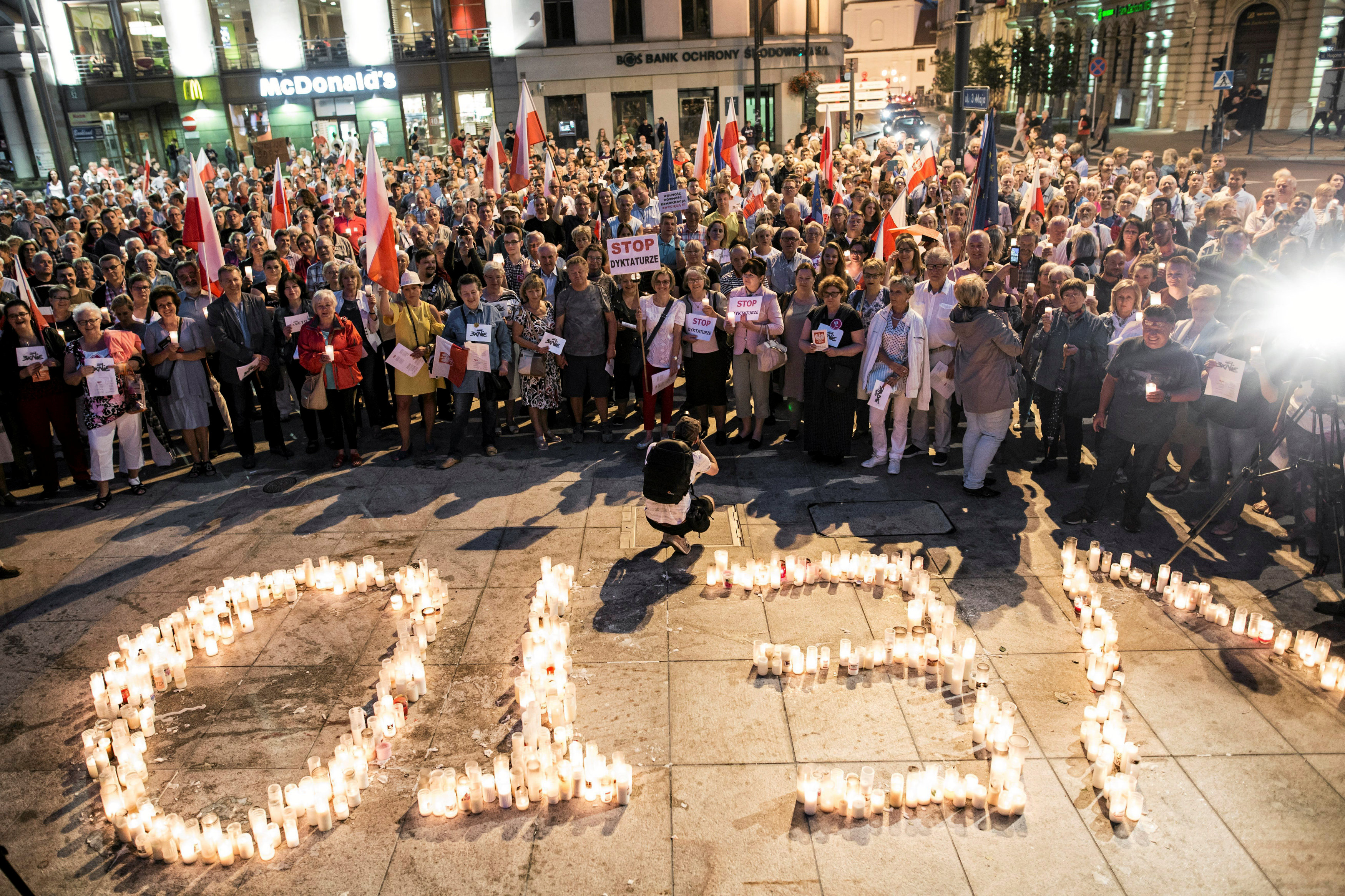 كلمة فيتو مكتوبة بالشموع فى مظاهرة ببولندا