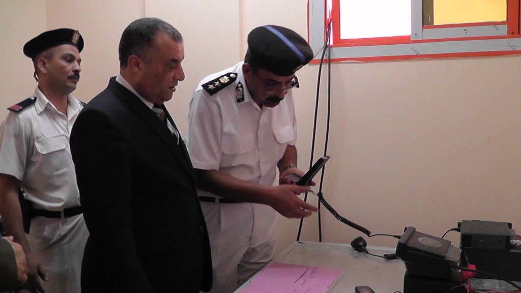 مساعد وزير الداخلية ومدير امن الاسماعيلية يفتتحان نقطة شرطة ارض الجمعيات (7)