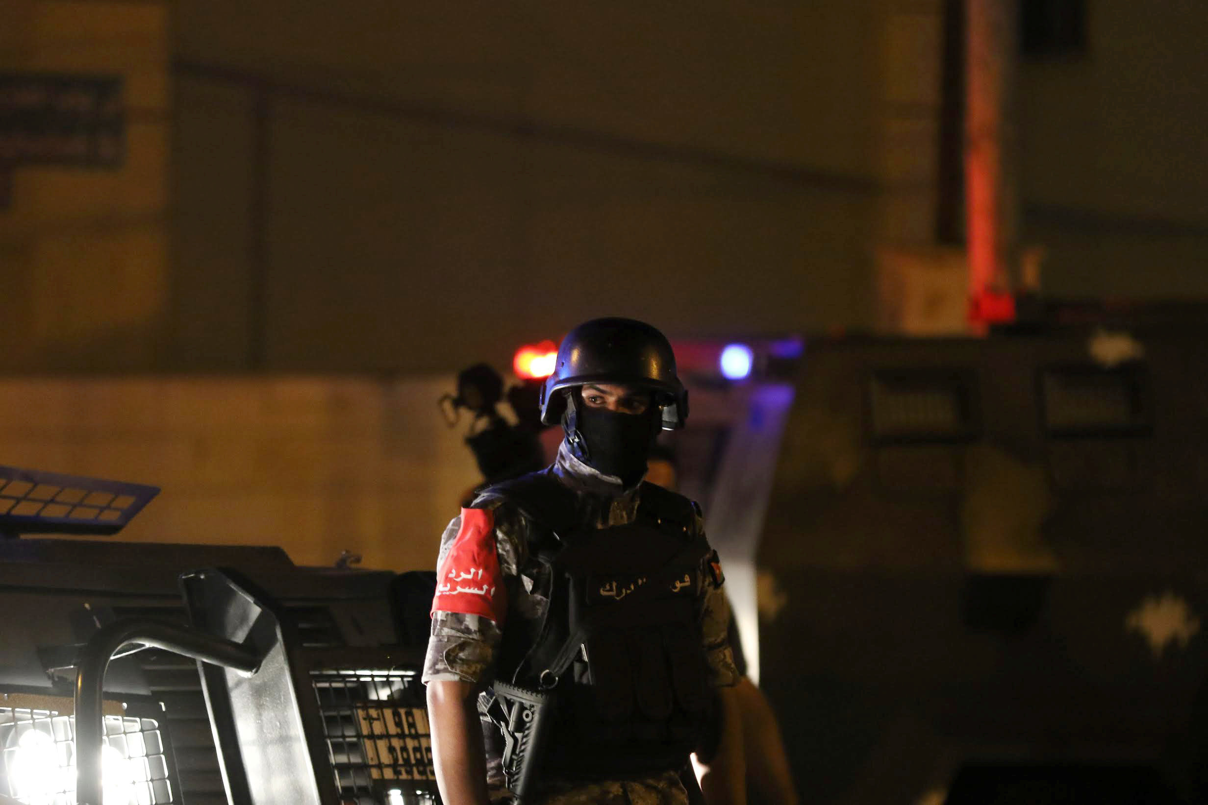 أحد عناصر الشرطة الأردنية بمحيط السفارة الاسرائيلية