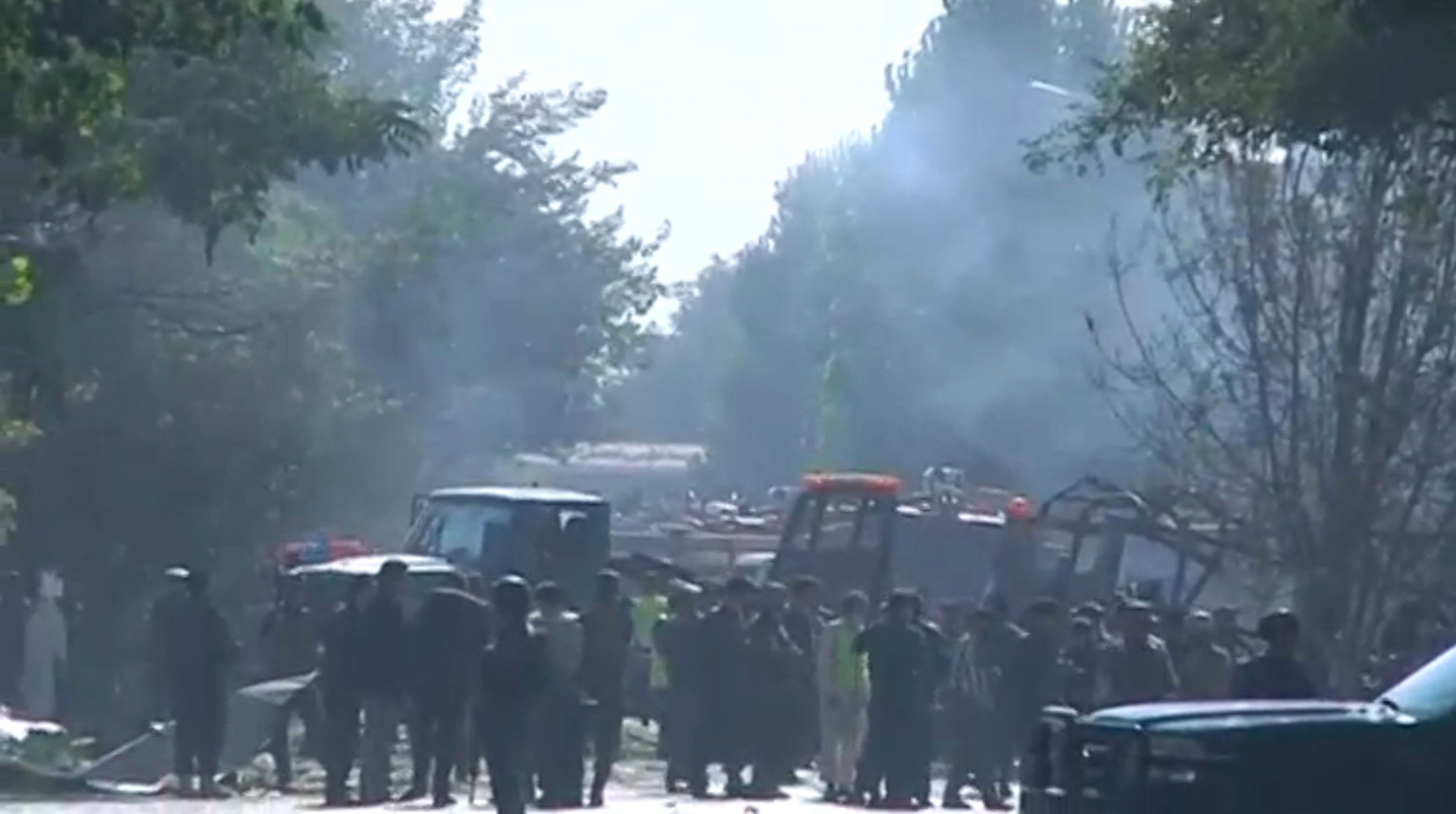 الشرطة وفرق الإنقاذ فى موقع تفجير كابول