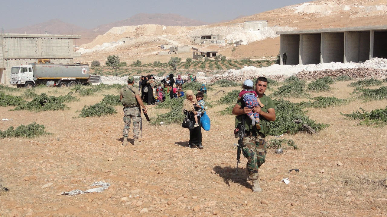 رجال الجيش اللبنانى يقدمون الإغاثة للاجئين سوريين فى عرسال