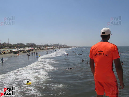  شباب من إدارة الشاطئ يتابع المصطافين لإحتواء الأزمات