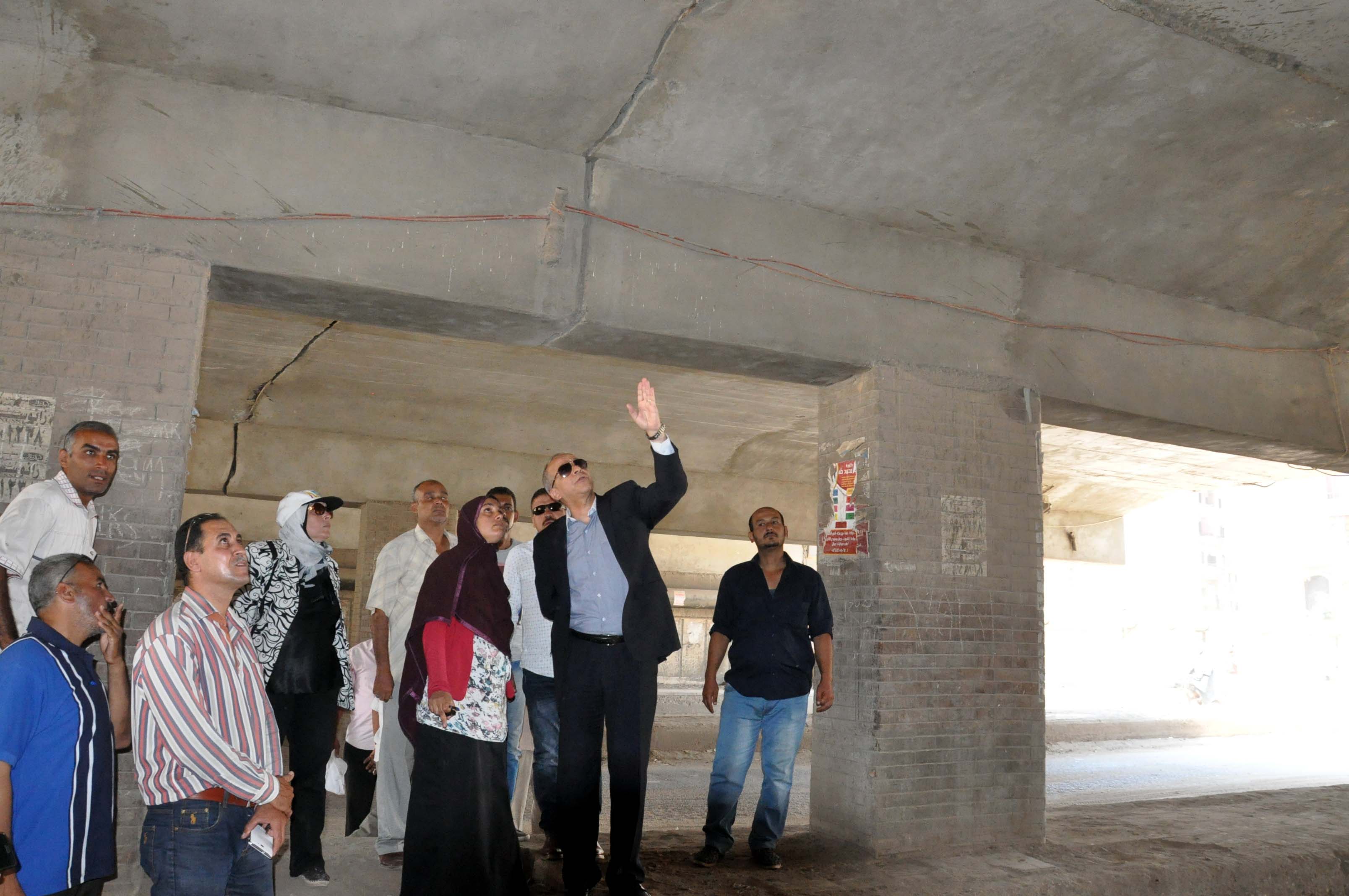 محافظ القليوبية يعاين شروخ الكوبرى