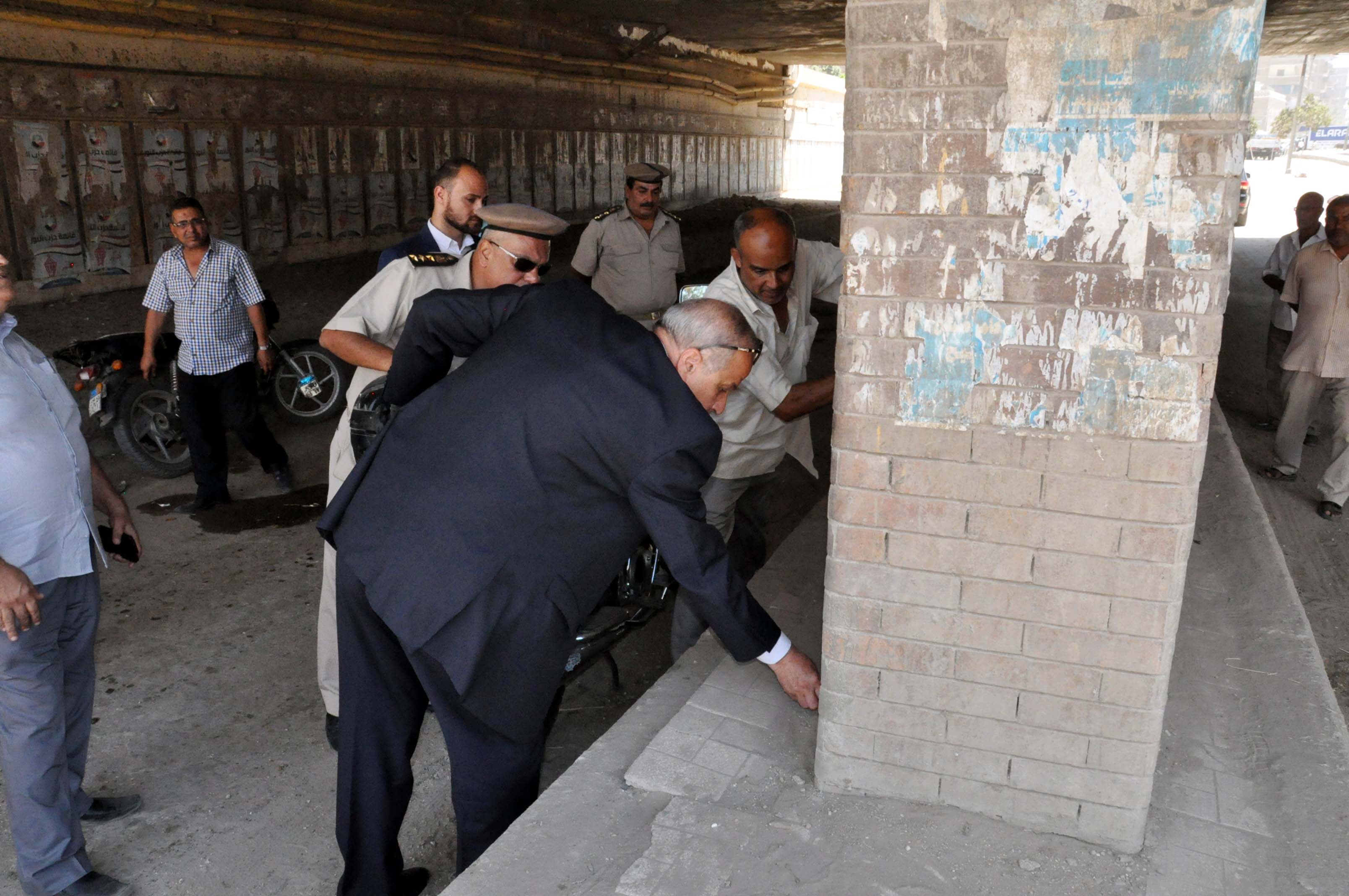 معاينة احد الاعمدة المصابة