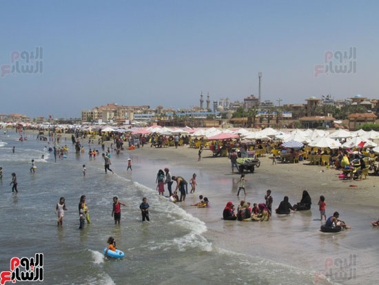  إقبال شديد على شاطئ بورسعيد هربا من حر الصيف