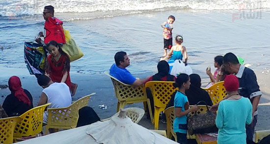  تجمع للعائلات على شاطئ بورسعيد