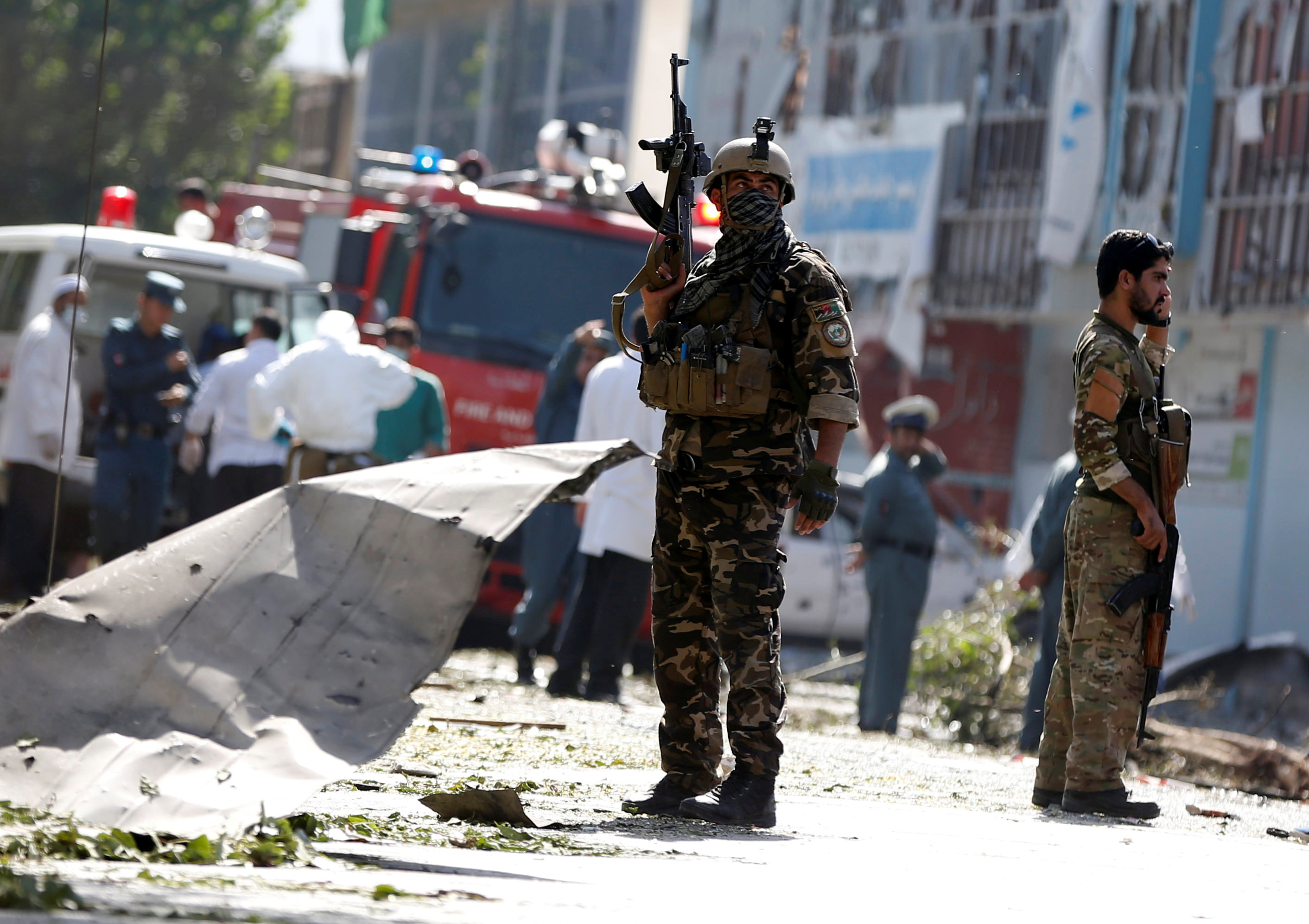 الدفاع المدنى والجيش فى موقع تفجير كابول