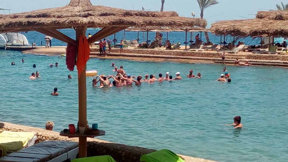 1- السياح يستمتعون بالبحر الأحمر