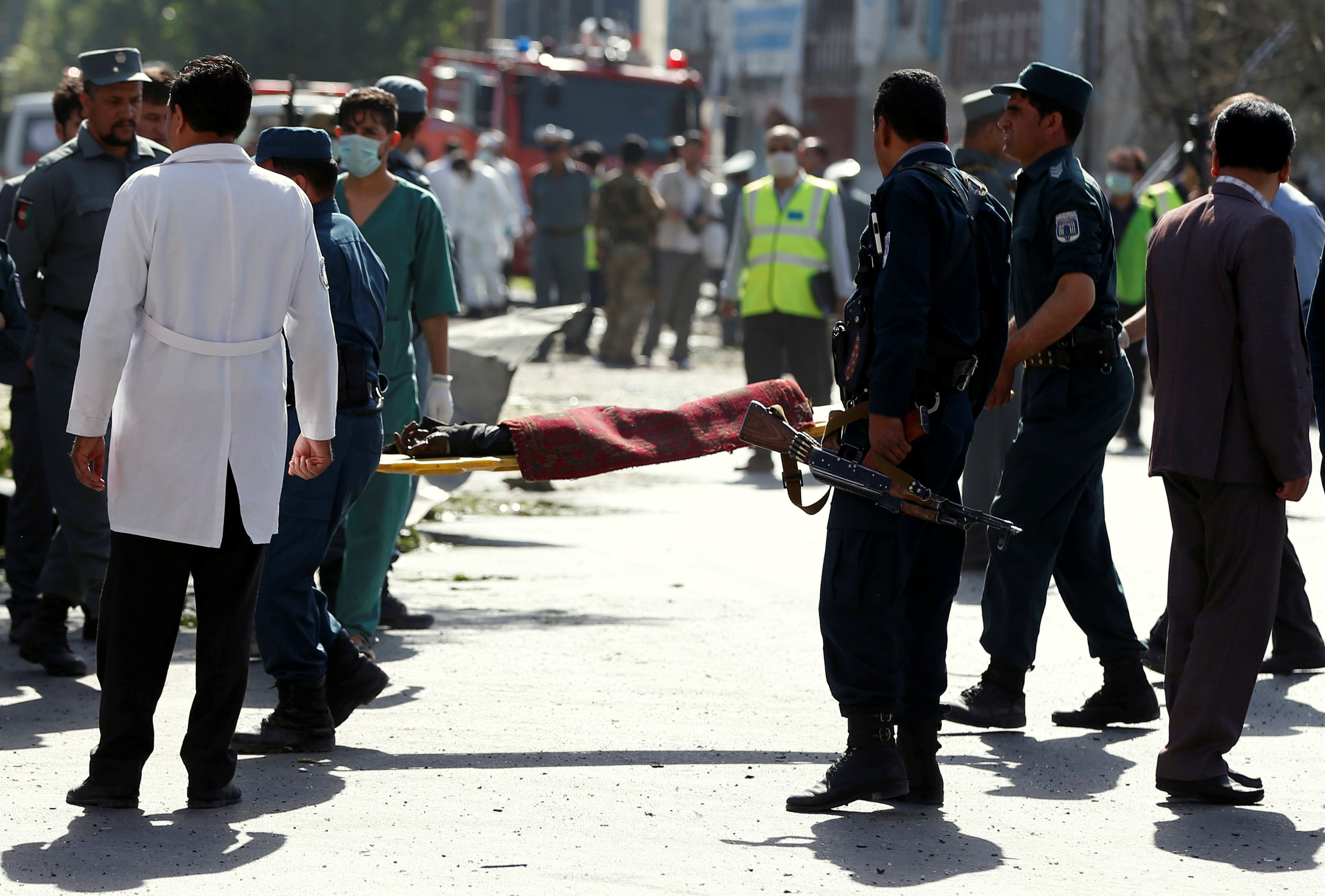 نقل ضحايا تفجير كابول