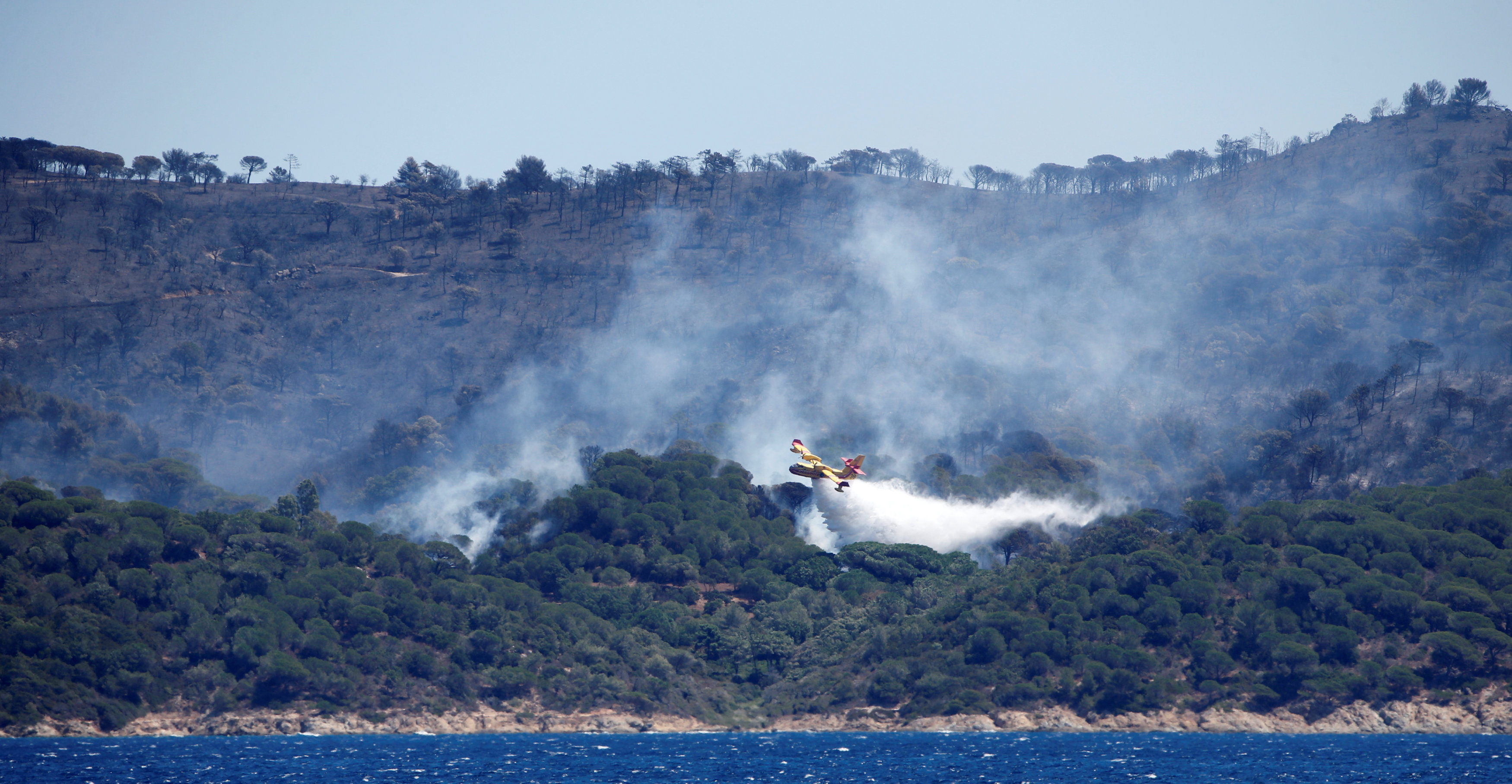 طائرة إطفاء تسيطر على الحريق