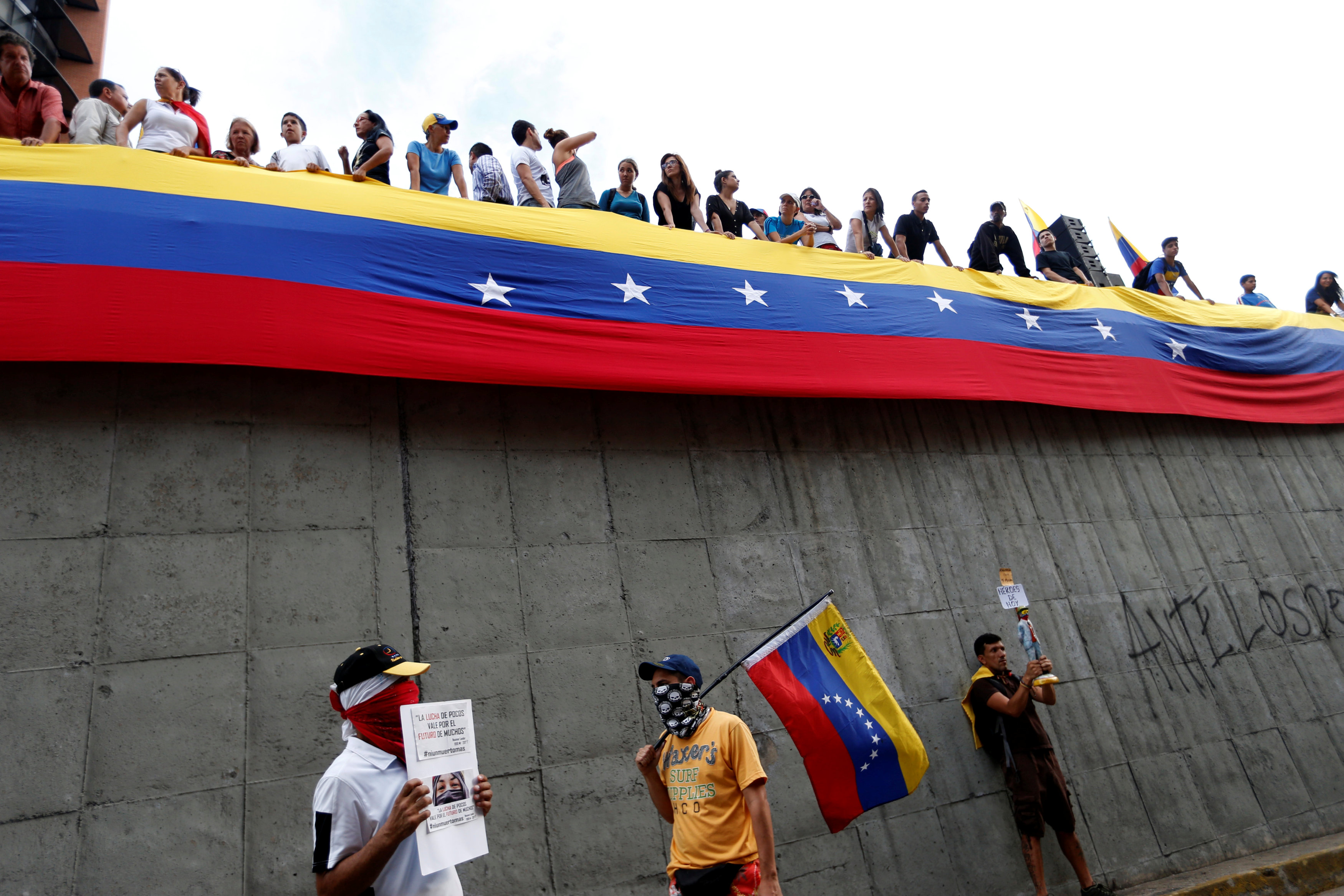 العلم الفنزويلى يزين الحائط