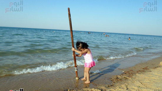 17طفلة تلعب على الشاطئ