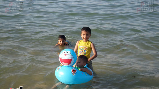 20الاطفال فى مياه الشاطئ