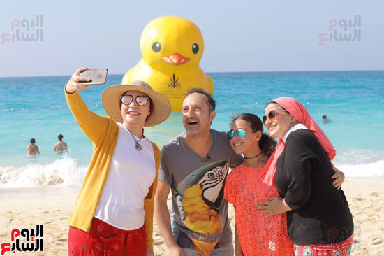 العسيلى يتألق فى أقوى Fun Day على شاطئ ماونتن فيو بحضور نجوم المجتمع (17)