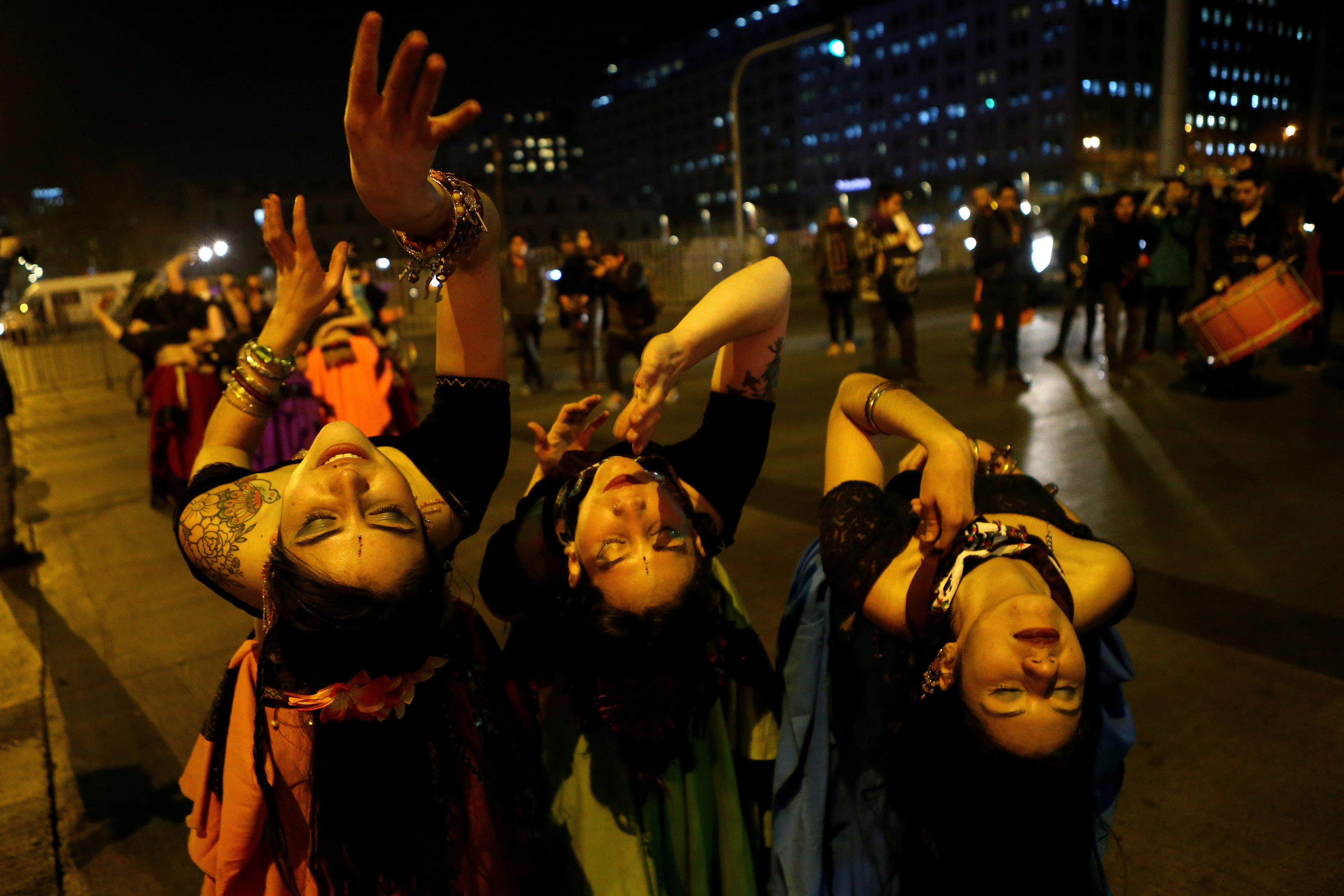 بنات ترقص في المظاهرات