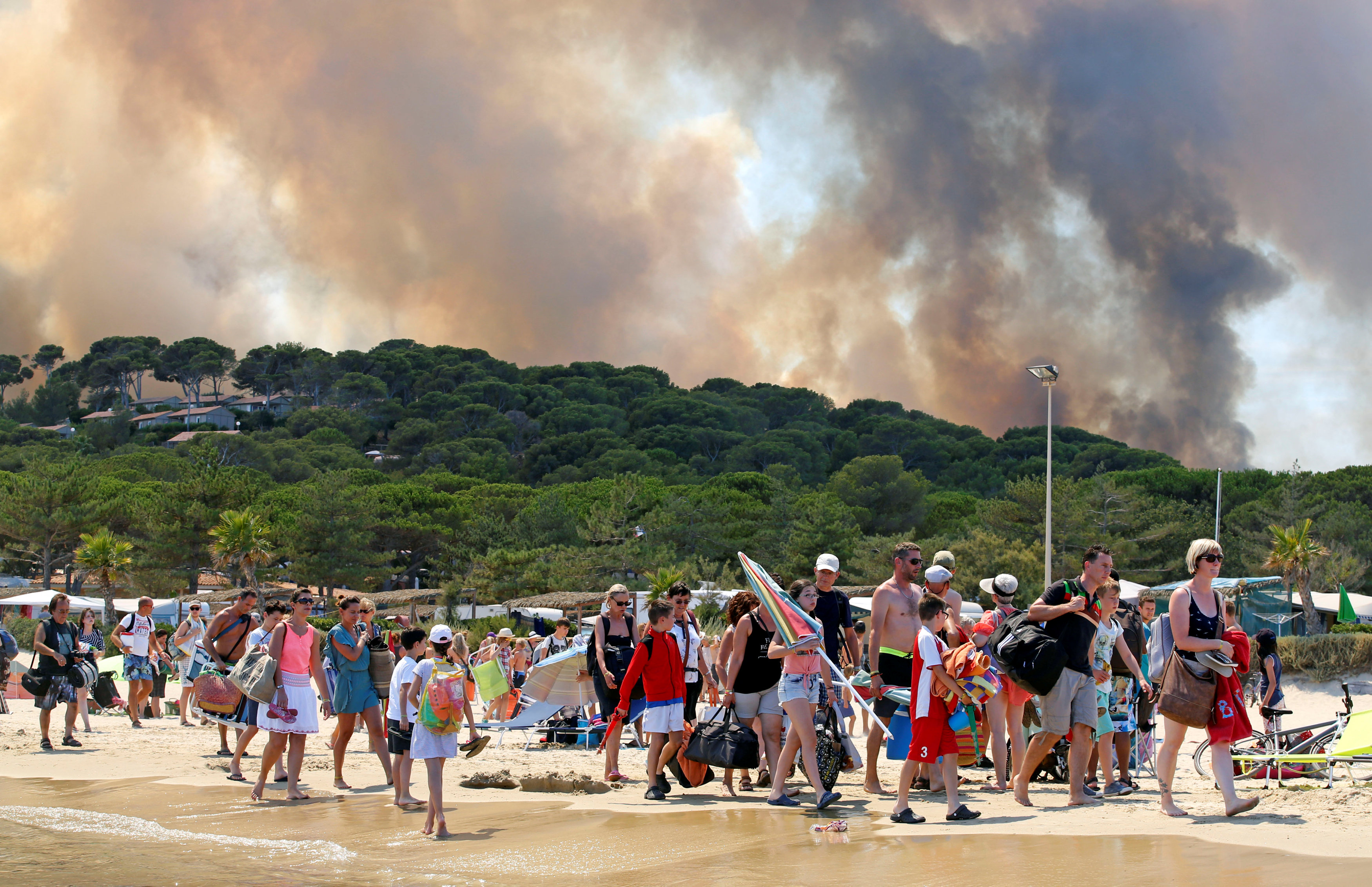 الفرنسيون يتجهون إلى الشواطئ هروبا من الحرائق
