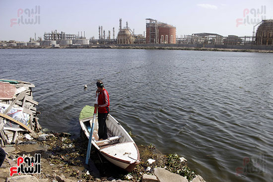 مصانع جنوب بورسعيد ( فى الخلفية ) أحد مسببات التلوث 