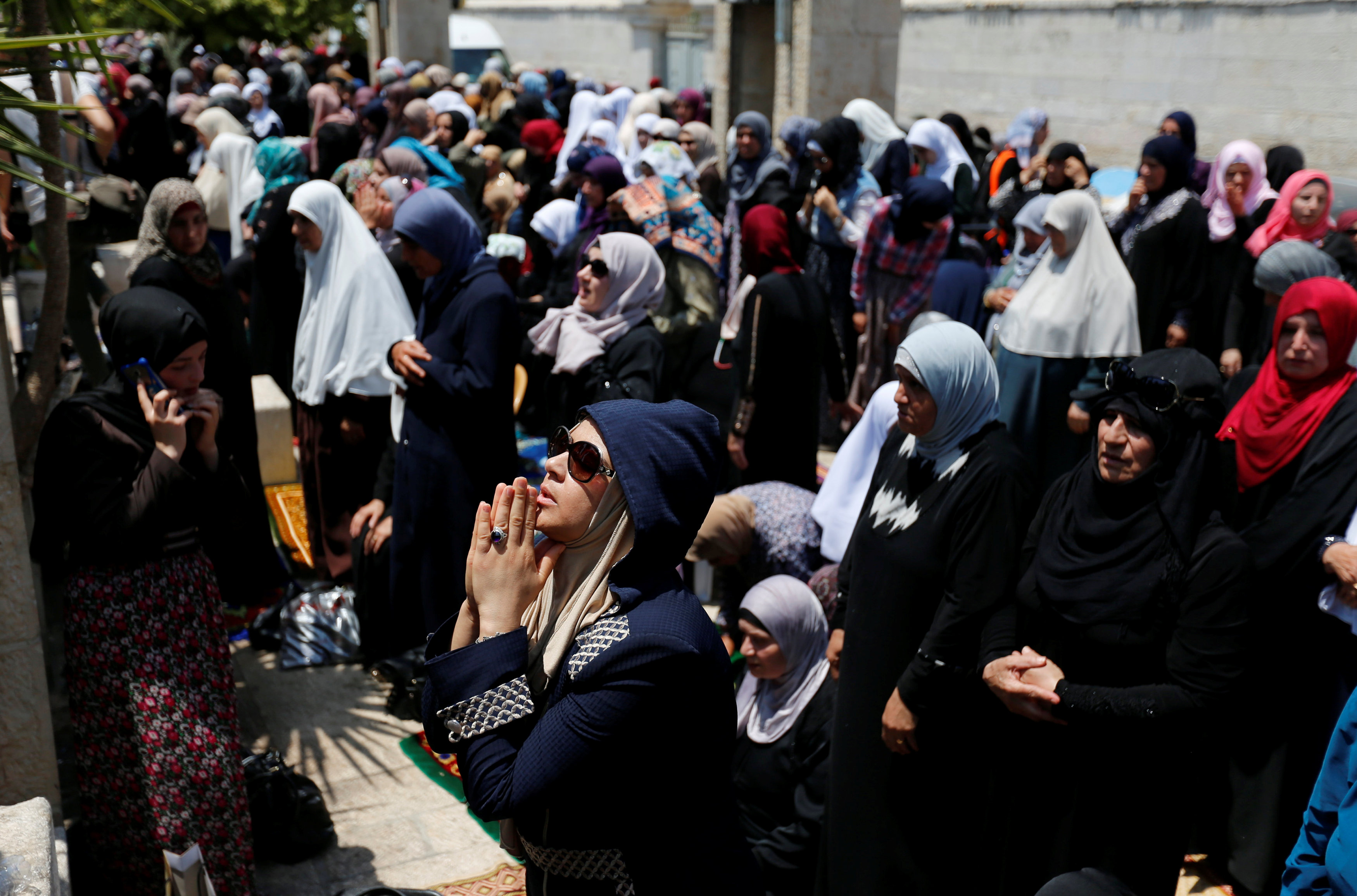 احتفالات وفرحة بين الفلسطينيين بعد فتح الاقصى