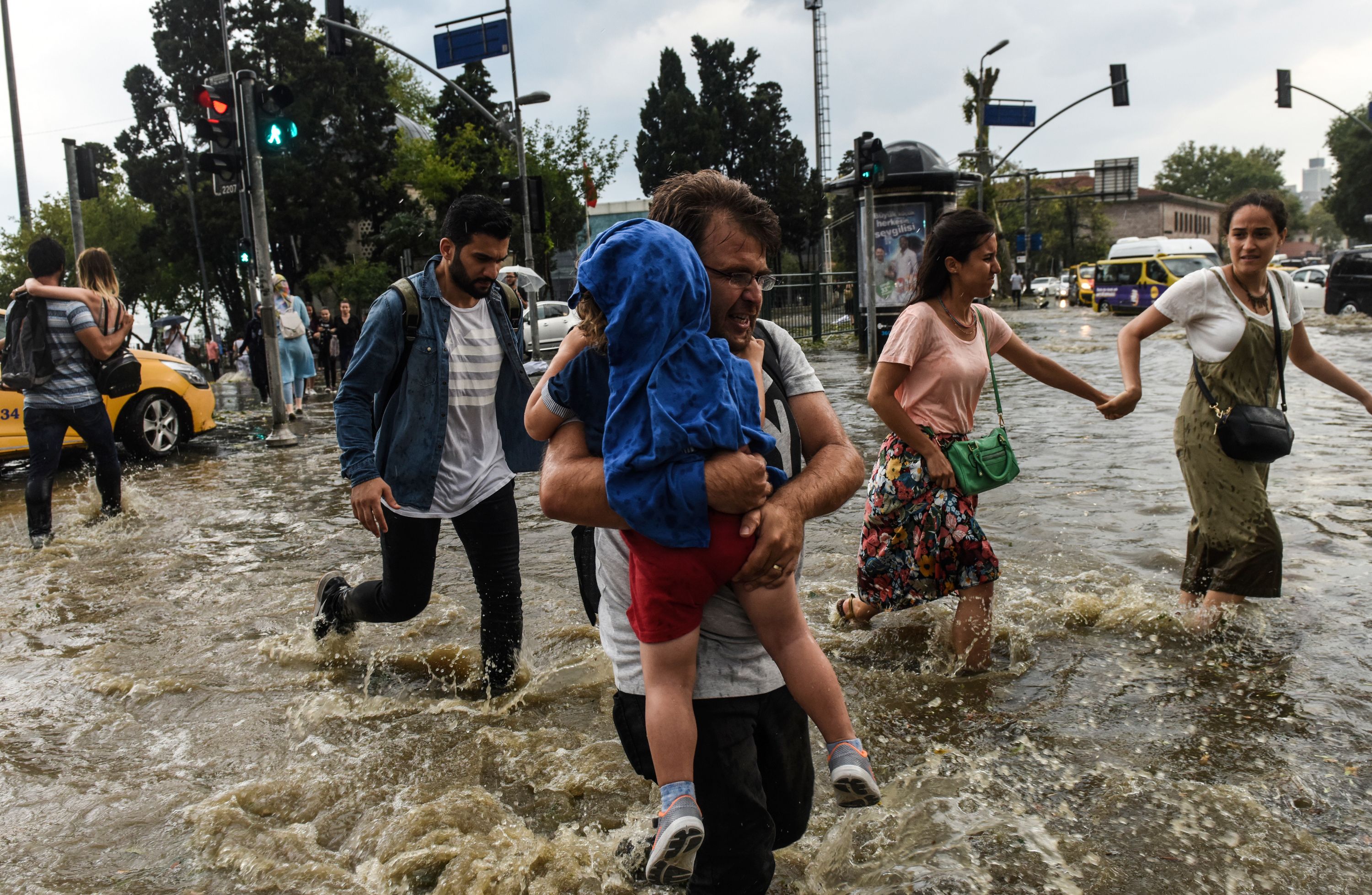 شوراع تركيا تغرق بسبب مياه الأمطار