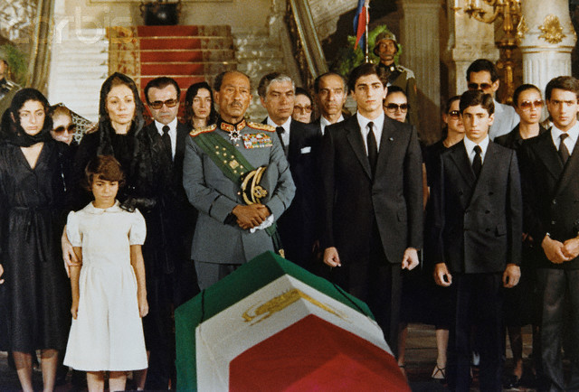الرئيس السادات يشيع جثمان صديقه شاه إيران فى 27 يوليو 1980 بحضور فرح ديبا والأبناء الأربعة