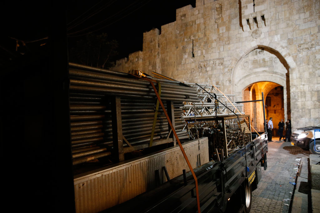 لحظة خروج الحواجز الحديدية من محيط الأقصى