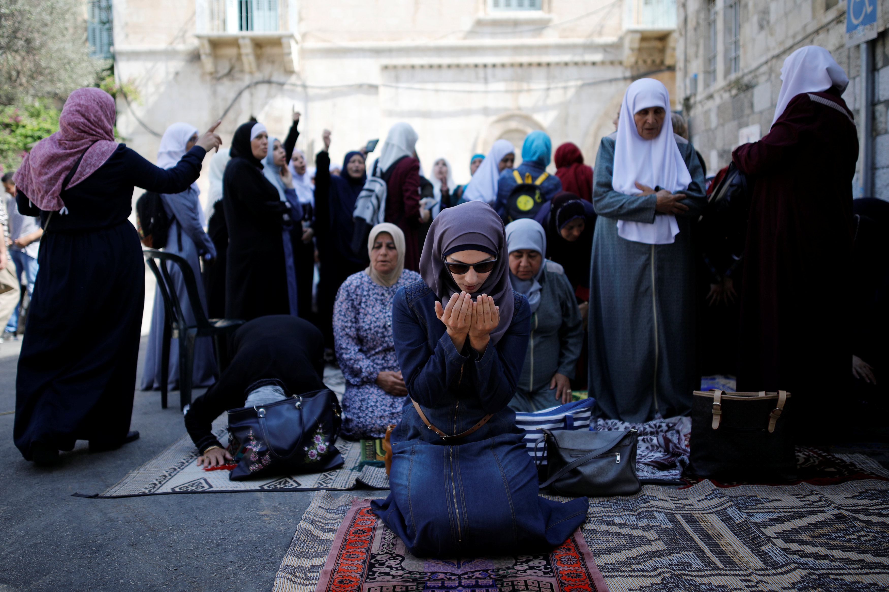 فلسطينيات تؤدين فروض الصلاة فى محيط الأقصى