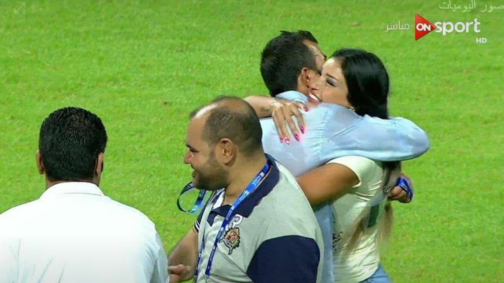 فتاة لبنانية تحتفل بفوز العهد بحضن لمدرب الفريق اللبنانى