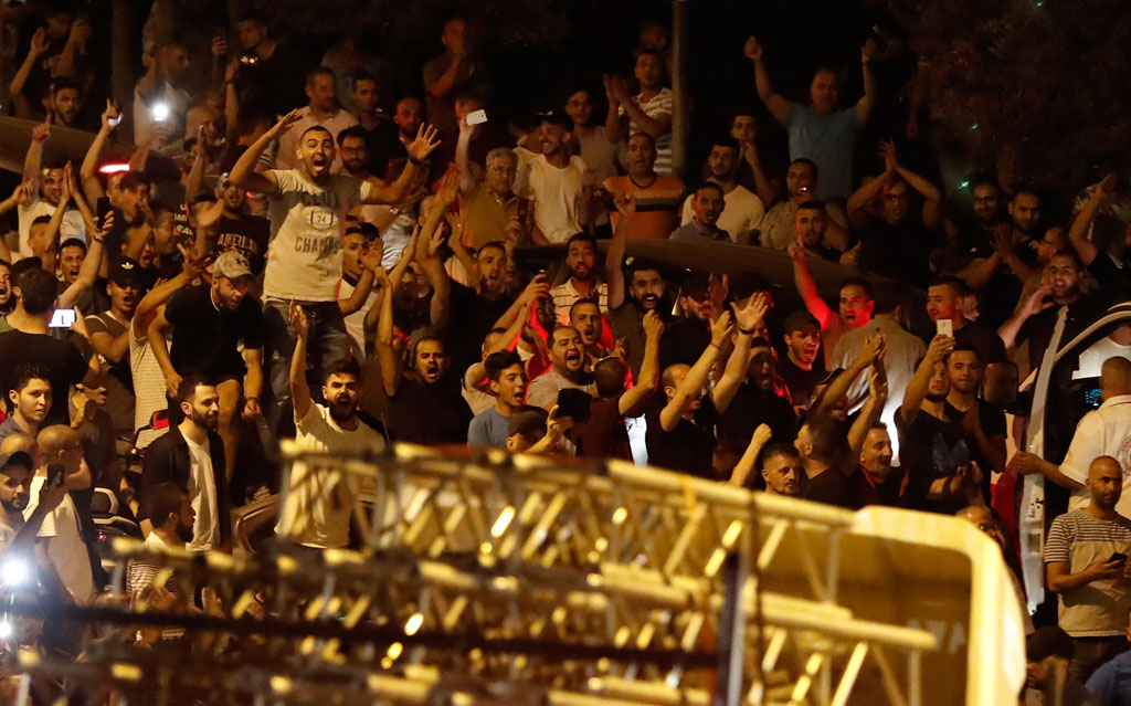 فرحة الفلسطينيين عقب إزالة المتاريس الحديدية