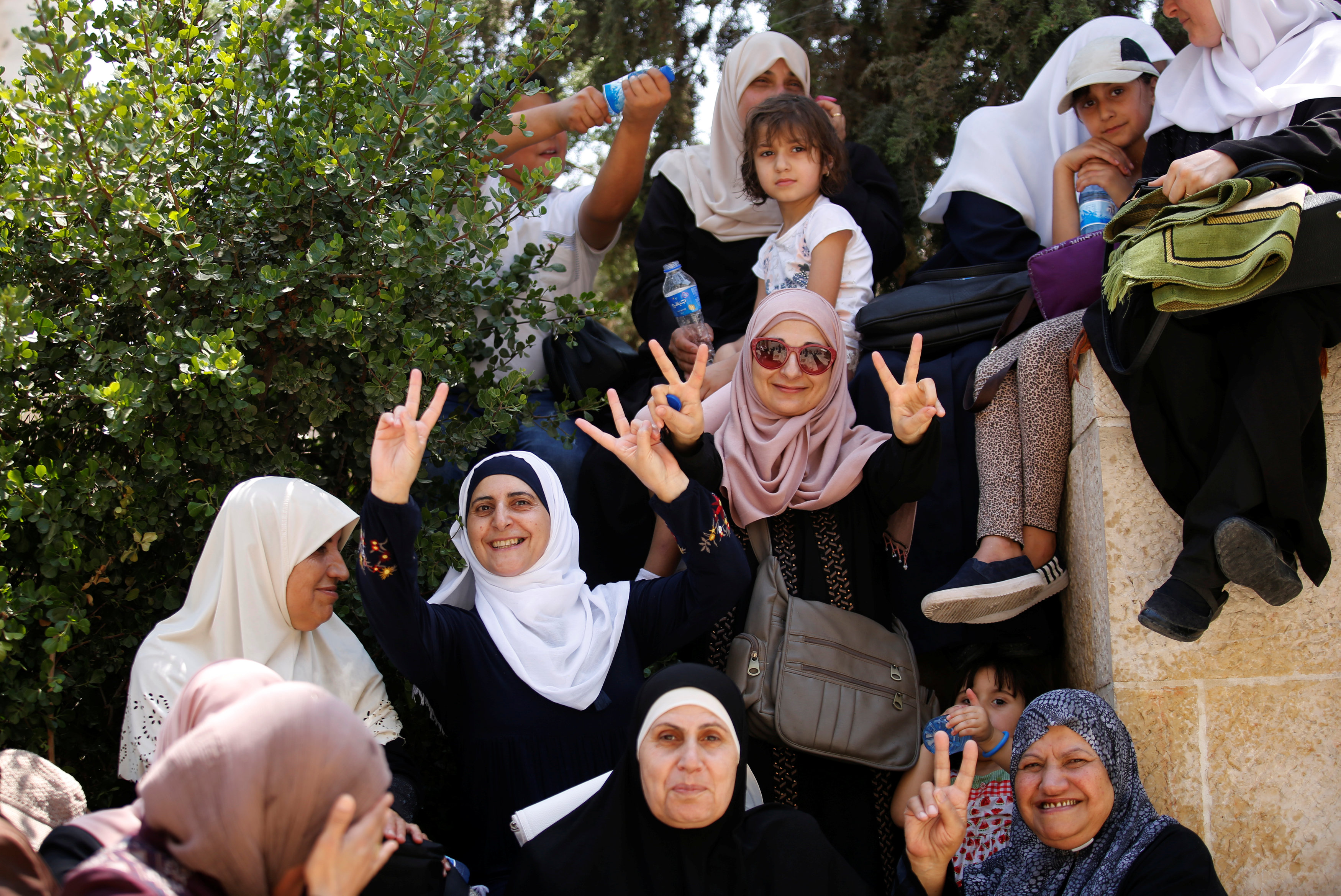 فلسطينيات ترفعن علامة النصر بعد فتح المسجد الاقصى