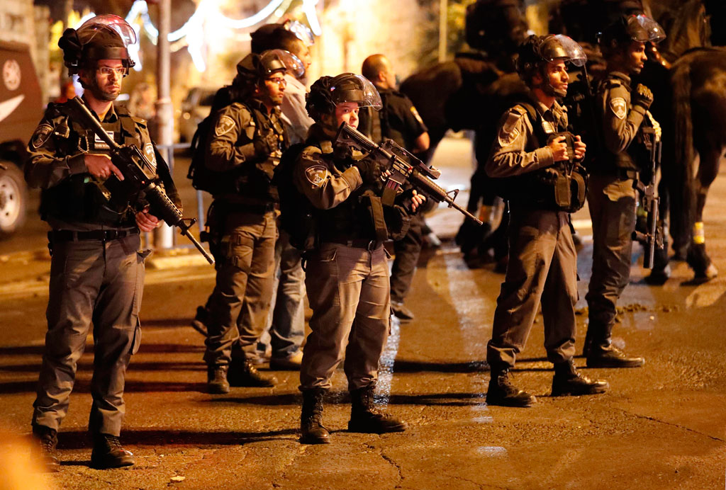 قوات الاحتلال الاسرائيلى مدججة بالاسلحة تقف فى حالة ترقب وقلق بمحيط الأقصى