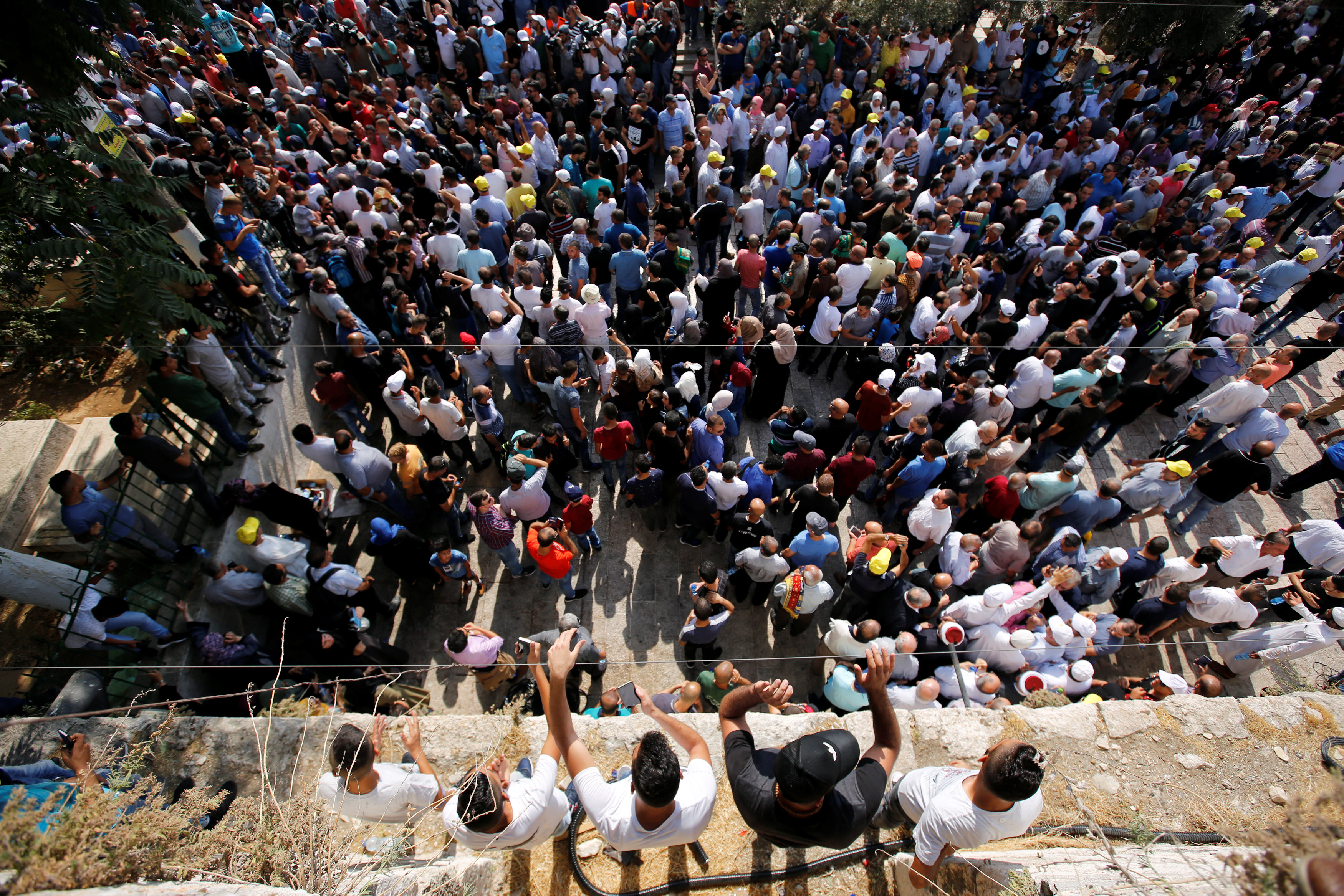 الفلسطينيون داخل المسجد الأقصى