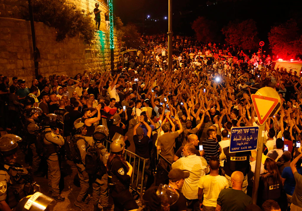آلاف الفلسطينيين يحتفلون بمحيط الأقصى