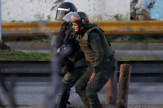 أحد أفراد الشرطة الفنزويلية أصيب فى الاشتباكات
