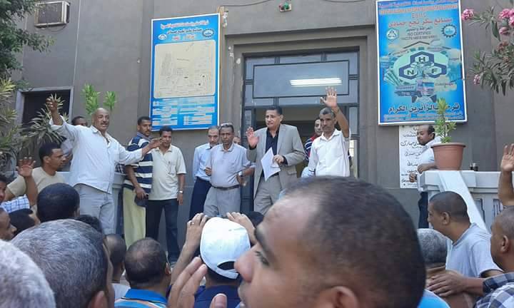 وقفة إحتجاجية للعاملين بسكر نجع حمادى (2)