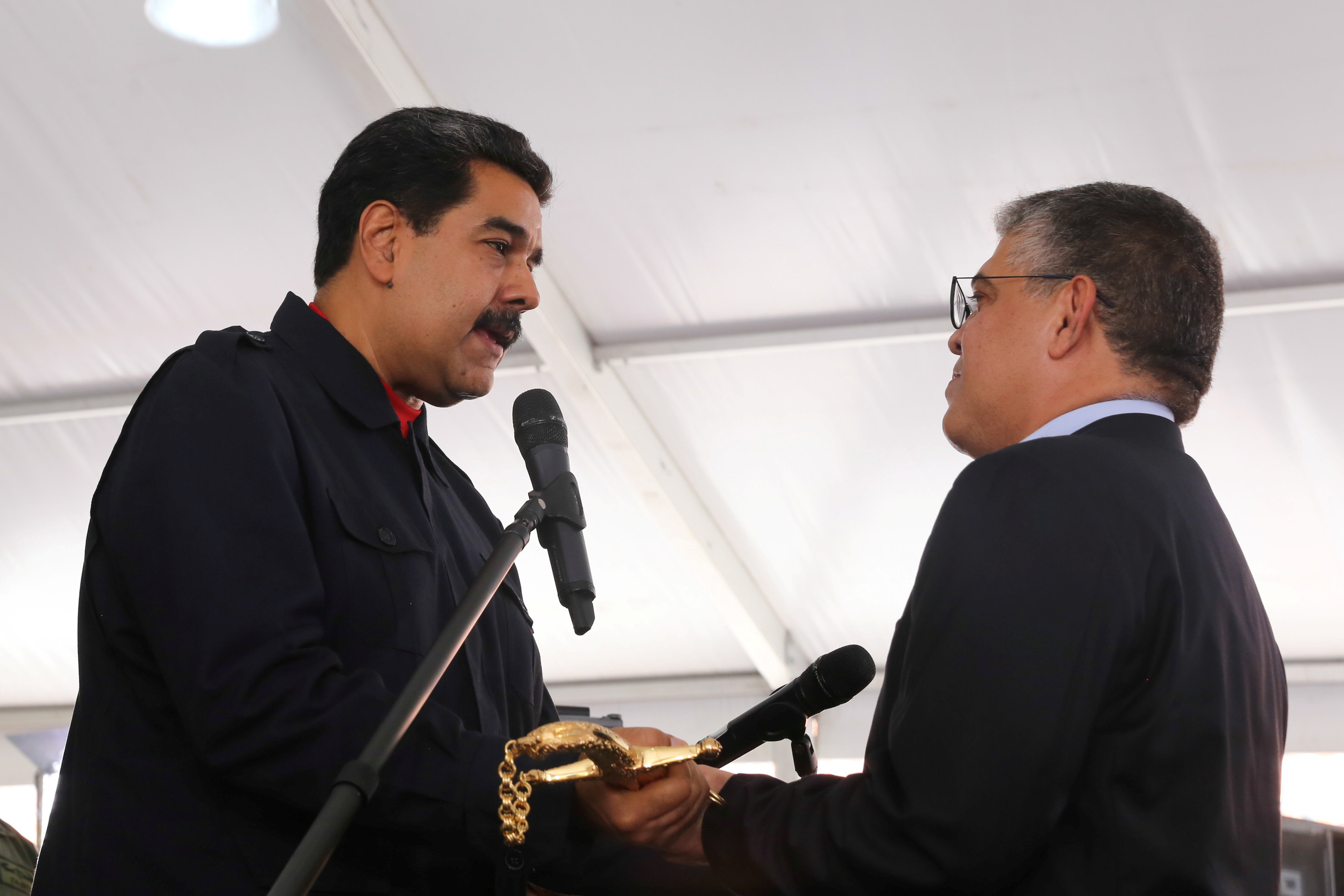 الرئيس الفنزويلى نيكولاس مادورو يصافح وزير التعليم ويعطيه سيف البطولة