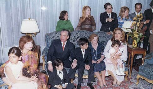 صورة نادرة تجمع الشاه وزوجته وأولاده